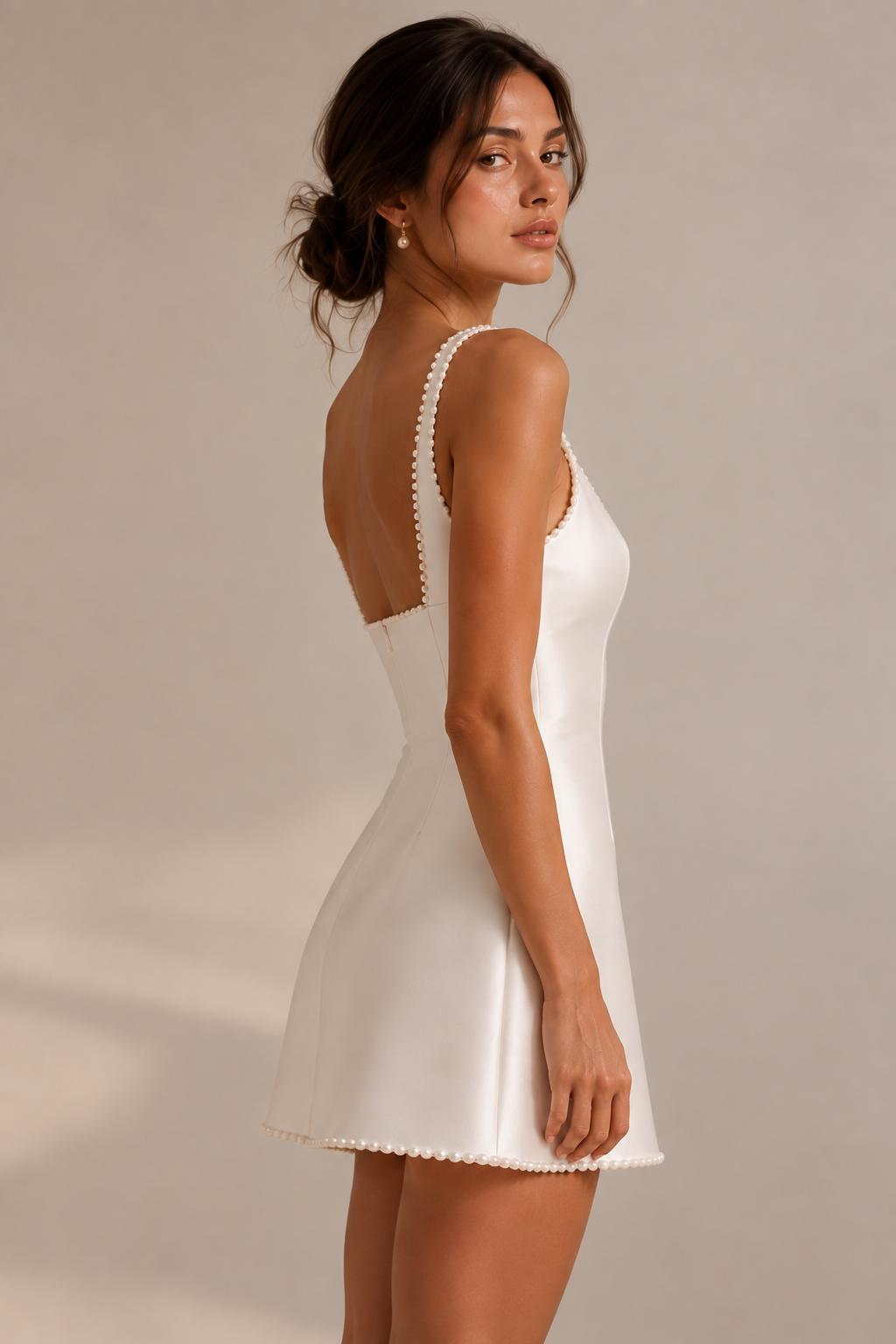 Elizabeth — Mikado satin dress with pearls — foto 2 van 3